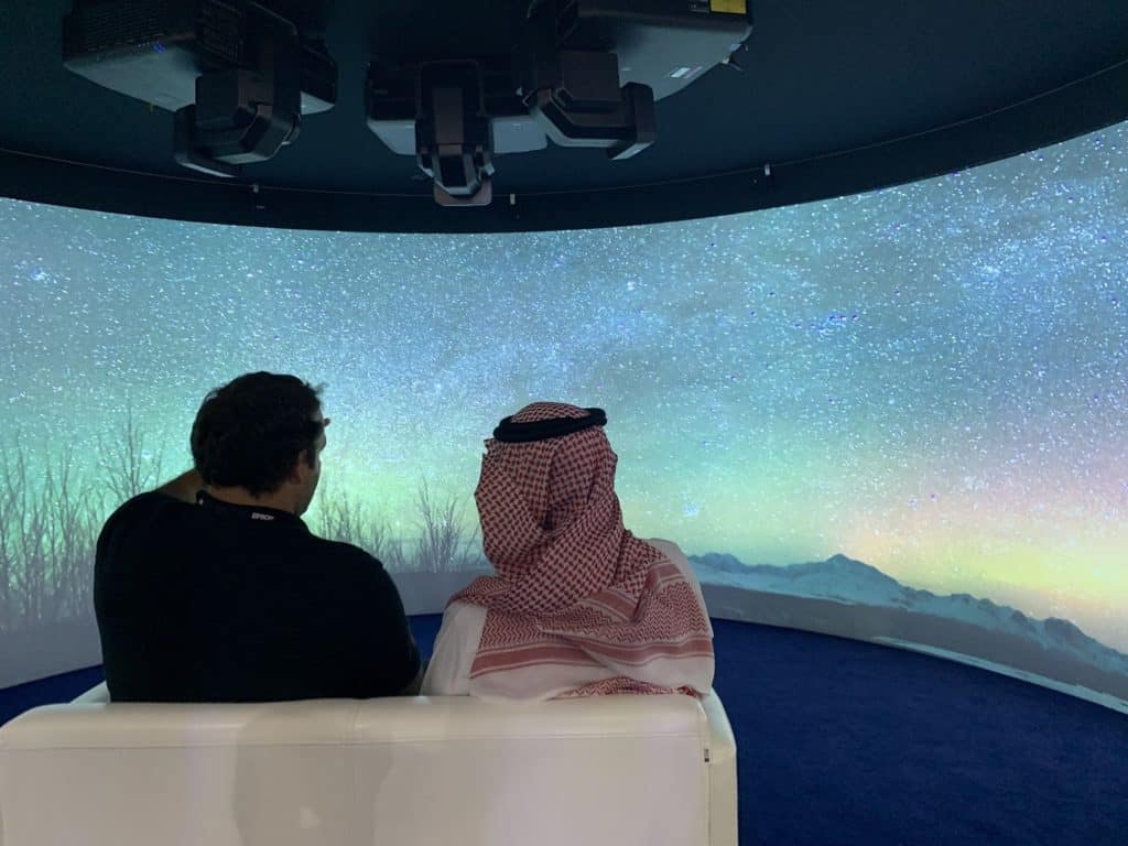 Pengalaman berbagi VR di stand Epson GITEX menarik pengunjung Pengalaman berbagi VR di stand Epson GITEX menarik pengunjung